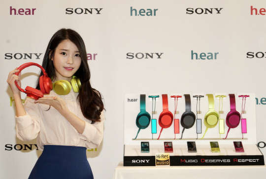 소니코리아는 다양한 색상 구성으로 개성을 강화한 HRA 헤드폰·이어폰 '히어(h.ear)' 시리즈를 출시했다. 가수 아이유가 5일 오전 서울 중구 소공동 웨스틴 조선호텔에서 열린 소니코리아 HRA 헤드폰·이어폰 h.ear 시리즈 출시행사에 참석해 신제품을 착용한 뒤 포즈를 취하고 있다. <소니코리아 제공>